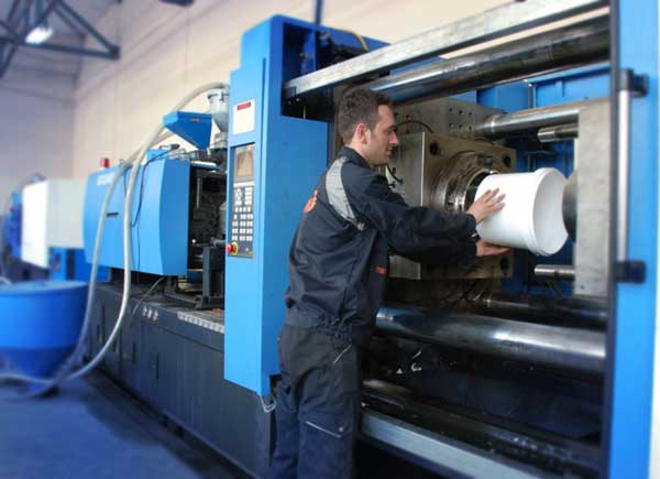 Изготовление пластиковых горшков.